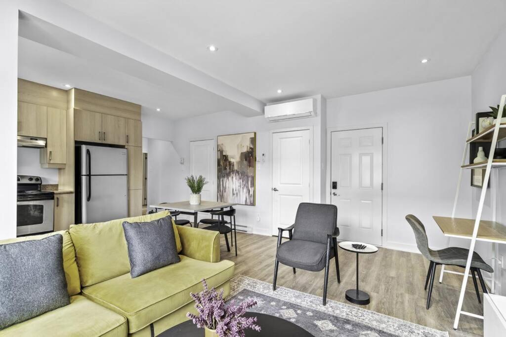 Stylish 2 Bedroom Haven By Jean Talon Market 몬트리올 외부 사진