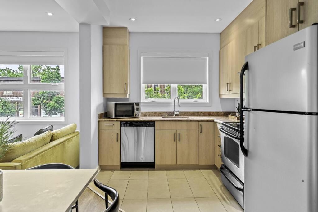Stylish 2 Bedroom Haven By Jean Talon Market 몬트리올 외부 사진