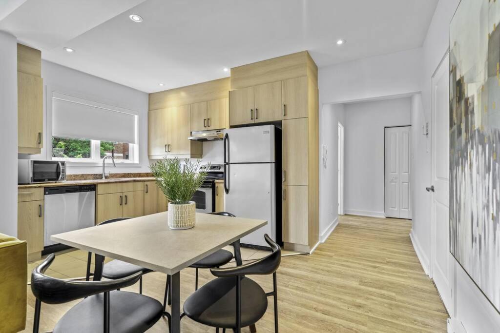 Stylish 2 Bedroom Haven By Jean Talon Market 몬트리올 외부 사진