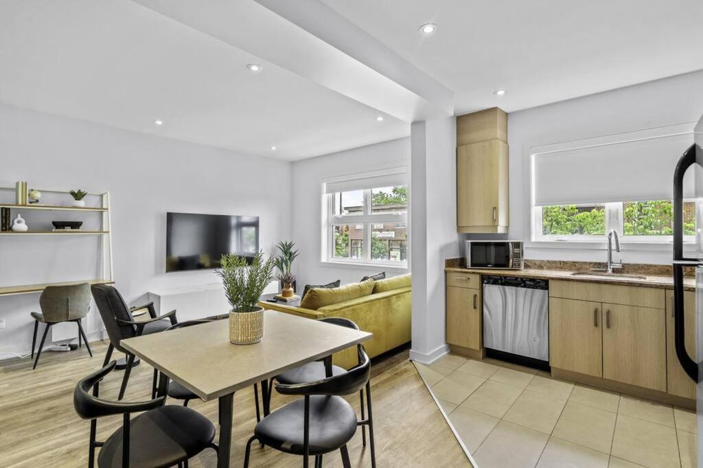 Stylish 2 Bedroom Haven By Jean Talon Market 몬트리올 외부 사진
