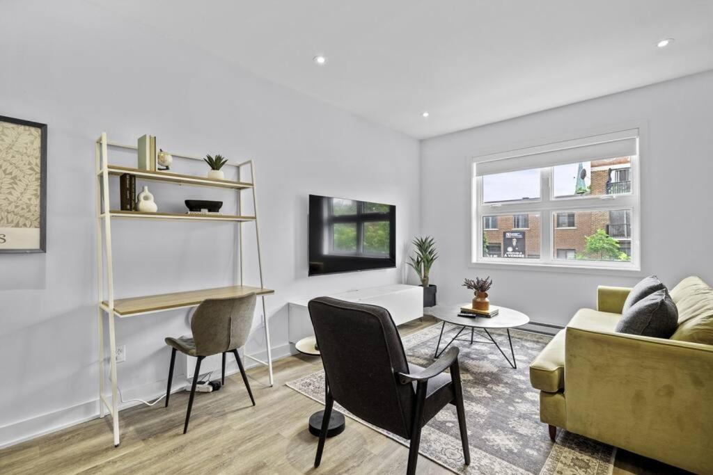 Stylish 2 Bedroom Haven By Jean Talon Market 몬트리올 외부 사진