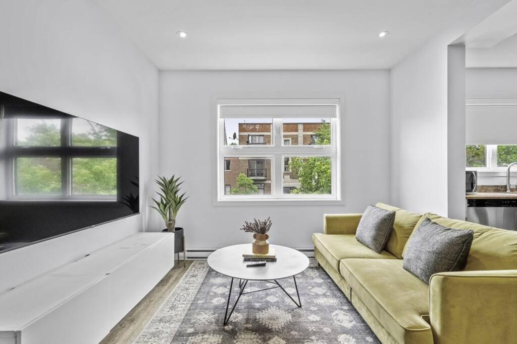 Stylish 2 Bedroom Haven By Jean Talon Market 몬트리올 외부 사진
